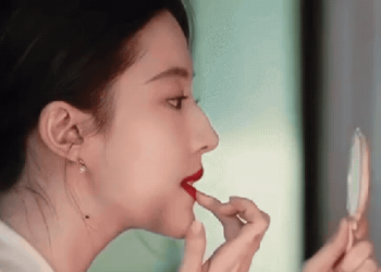 Lưu Diệc Phi “đẹp đến mức khiến chồng phát điên” nhờ son đỏ, ai muốn đu theo nên tham khảo 4 loại này