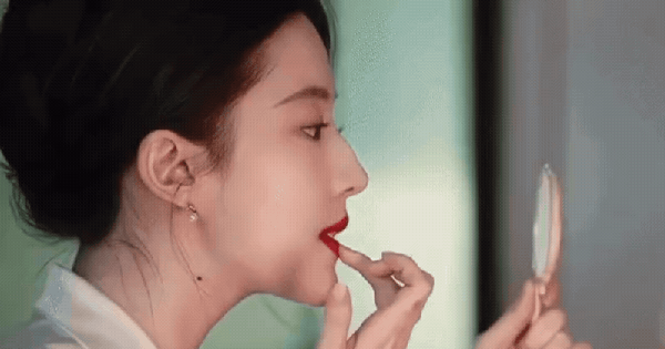 Lưu Diệc Phi “đẹp đến mức khiến chồng phát điên” nhờ son đỏ, ai muốn đu theo nên tham khảo 4 loại này