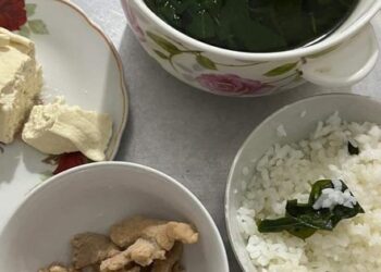 Mẹ bỉm than thở “sinh xong phải ăn kiêng à, đồ vậy không thể nuốt nổi”, dân mạng trách “thời nào còn cổ hủ thế?”