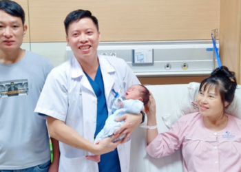 Người phụ nữ 52 tuổi lần đầu làm mẹ sau hai lần thụ tinh thất bại