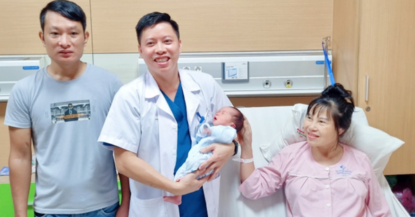 Người phụ nữ 52 tuổi lần đầu làm mẹ sau hai lần thụ tinh thất bại