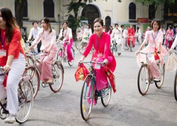 Di sản Tràng An, phố cổ Hội An được khắc họa độc đáo trên tà áo dài