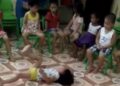 Sơ hở là đòi kiện cô, phụ huynh nào thấy cảnh này: Bé gái khóc 2 tiếng, cô bế thì gào thét, lăn lộn
