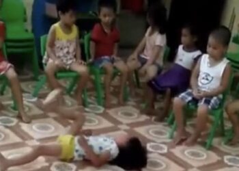 Sơ hở là đòi kiện cô, phụ huynh nào thấy cảnh này: Bé gái khóc 2 tiếng, cô bế thì gào thét, lăn lộn