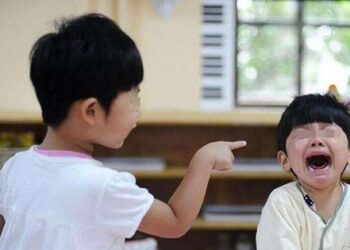Khi trẻ bị bắt nạt ở trường, cha mẹ đừng chỉ dạy con “nói với giáo viên” mà hãy áp dụng 3 điều này