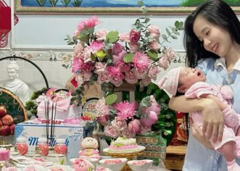 Mong cuộc đời con sau này trải đầy màu hồng, mẹ gửi nguyện vọng ấy vào mâm cỗ đầy tháng xinh xỉu tặng con