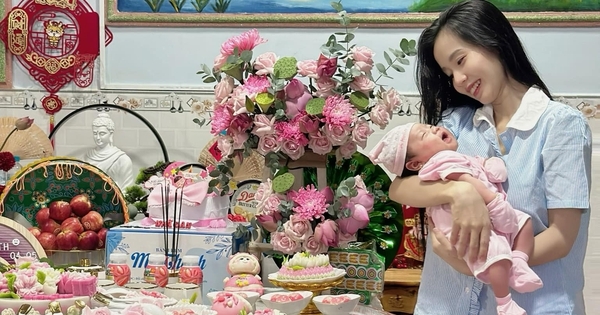 Mong cuộc đời con sau này trải đầy màu hồng, mẹ gửi nguyện vọng ấy vào mâm cỗ đầy tháng xinh xỉu tặng con