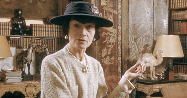 Huyền thoại Coco Chanel từng có 1 kẻ thù khiến bà ghét cay ghét đắng, thậm chí còn cố tình làm cháy váy của đối phương