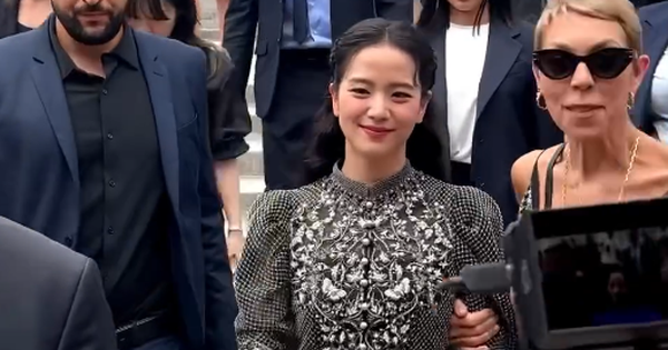 HOT: Đại sứ toàn cầu Jisoo đẹp xuất sắc tại show Dior, từ váy tới layout makeup đều cực ổn