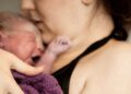 Sinh con “thuận tự nhiên” tại nhà: Lợi chưa thấy đâu nhưng nguy hiểm đủ đường