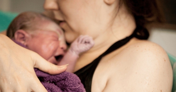 Sinh con “thuận tự nhiên” tại nhà: Lợi chưa thấy đâu nhưng nguy hiểm đủ đường
