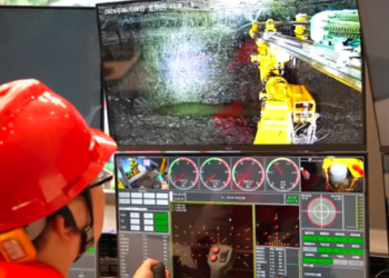 Trung Quốc vận hành cỗ máy ‘xuyên thủng lòng đất’ có 1-0-2: Chỉ cần ngồi một chỗ điều khiển như ‘chơi game’, giúp cắt giảm 20-30% nhân lực