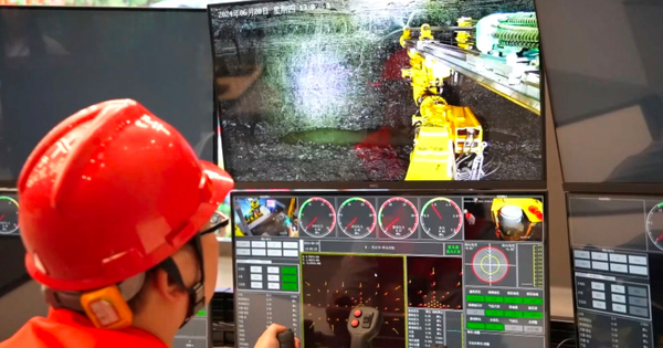 Trung Quốc vận hành cỗ máy ‘xuyên thủng lòng đất’ có 1-0-2: Chỉ cần ngồi một chỗ điều khiển như ‘chơi game’, giúp cắt giảm 20-30% nhân lực