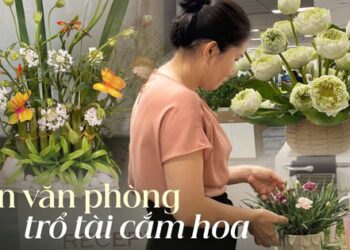 Cô nhân viên hành chính tuần nào cũng cắm bình hoa rực rỡ cho văn phòng, chị em đồng nghiệp thích thú vì có thêm góc chụp ảnh đẹp xinh