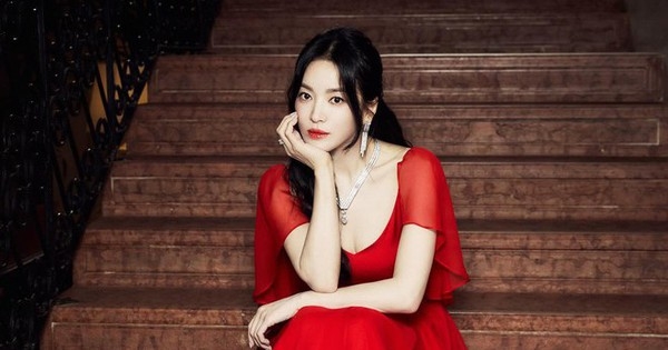 Cha Eun Woo trộm nhìn Song Hye Kyo tạo nên khoảnh khắc viral tại tiệc tối Chaumet