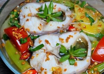 Cách nấu canh chua cá lóc đậm đà chuẩn vị miền Tây
