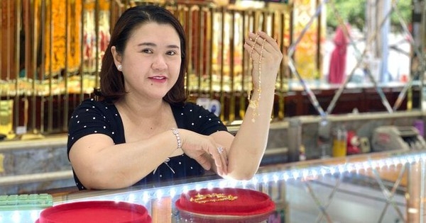 Cảnh dân đủng đỉnh mua vàng, trái ngược ở Hà Nội và TP.HCM