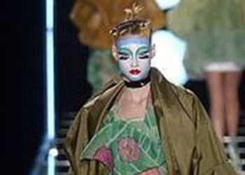 Show diễn bất ổn nhất nhì lịch sử Dior: Model “walk sập sàn” dù bị phá đám, hot lại sau 21 năm