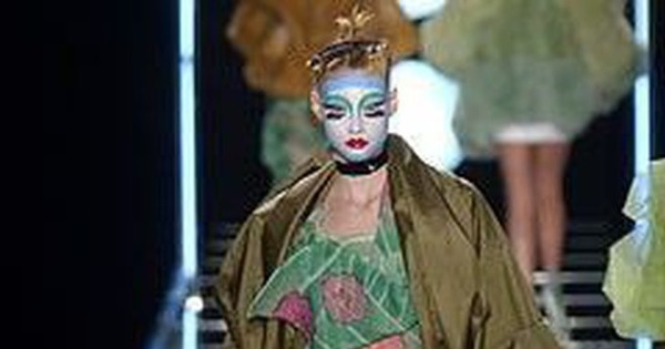 Show diễn bất ổn nhất nhì lịch sử Dior: Model “walk sập sàn” dù bị phá đám, hot lại sau 21 năm