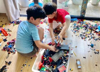Nhìn chiếc phòng bừa bộn của 2 em bé mê lego đến “tiền đình”, MC nổi tiếng VTV đã làm điều này với con
