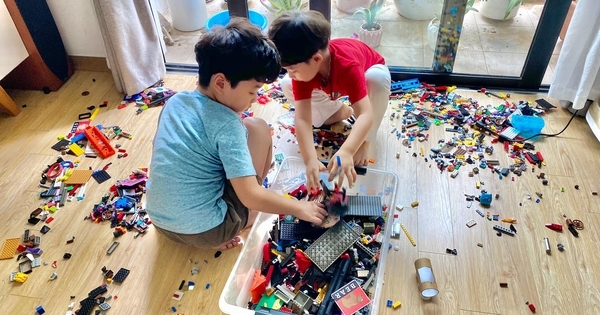 Nhìn chiếc phòng bừa bộn của 2 em bé mê lego đến “tiền đình”, MC nổi tiếng VTV đã làm điều này với con