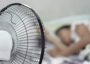 Khi ngủ nên đặt quạt gần hay xa giường? Có nên đặt ở đầu giường? Thì ra rất nhiều nhà đang làm sai