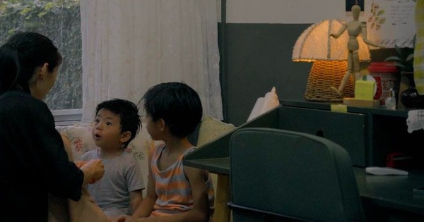 Vì tuổi thơ của con trôi qua rất nhanh, người mẹ quyết lui về chốn bình yên và chăm sóc gia đình nhỏ