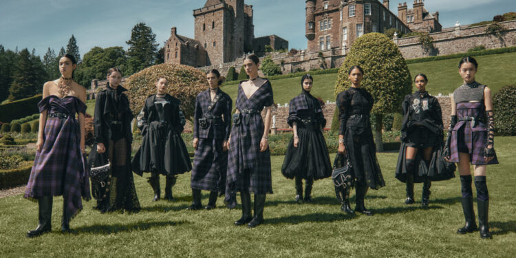 BST Dior Cruise 2025: Khơi dậy phong cách thời trang hoàng gia Anh lãng mạn dưới góc nhìn punk nổi loạn