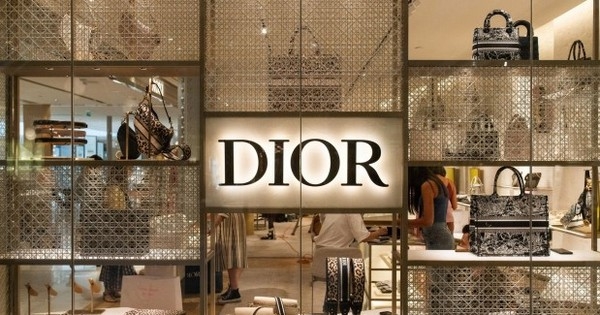 Tranh cãi nảy lửa: Dior sản xuất túi hiệu với giá chỉ 1,4 triệu đồng, vào store gắn tag 70 triệu đồng