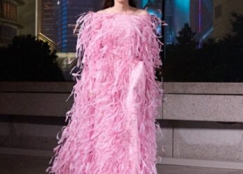 BST Balenciaga Cruise 2025: Chuyến viễn du đầu tiên của nhà mốt Tây Ban Nha đến với xứ tỷ dân