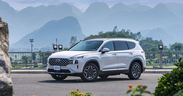 Giá xe Hyundai biến động mạnh: Elantra, Custin… cùng lao dốc, một phiên bản Santa Fe giảm đậm 100 triệu đồng