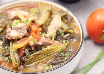 Cách nấu canh sườn sụn dưa chua chua ngọt thanh mát, đưa cơm ngày hè