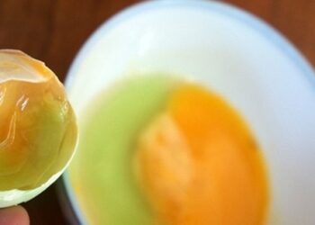 Thấy trứng có 5 dấu hiệu này tuyệt đối không mua kẻo “tiền mất tật mang”