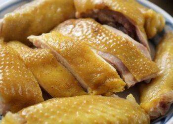 Gà luộc nên chặt hay để nguyên con khi bảo quản trong tủ lạnh?
