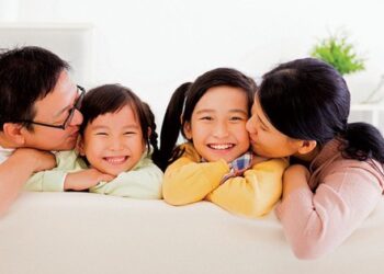 Tầm quan trọng của việc trẻ được gần gũi bố mẹ
