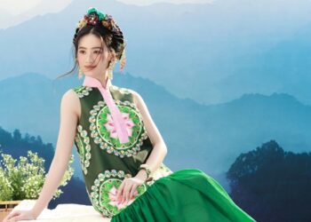 Hoa hậu Ý Nhi xinh đẹp trong trang phục lấy cảm hứng từ chiếc khăn Piêu