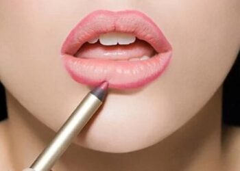 Mẹo thoa son căng mọng không cần tiêm filler