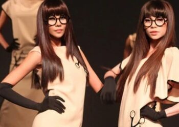Những lần nắm tay nhau catwalk của Hà Hồ và Thanh Hằng