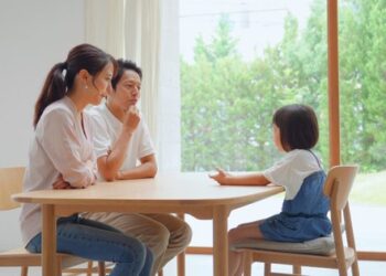 Cách nhẹ nhàng trò chuyện với con về… ly hôn