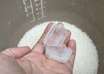 Nấu cơm bằng đá lạnh và kết quả không ngờ