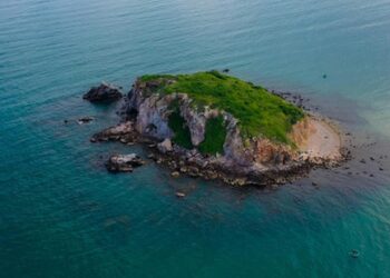 Phát hiện hòn đảo hoang sơ hình thù kỳ lạ ở biển miền Trung, rộng chưa đến 1km2, không có dân sinh sống