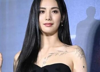 Thả dáng với bikini, mỹ nhân đẹp nhất thế giới để lộ 1 chi tiết khác hẳn 1 năm trước