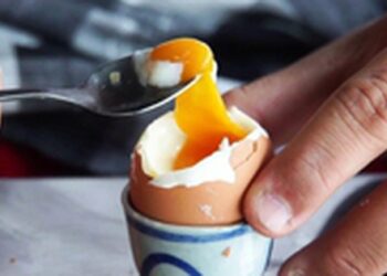 Đầu bếp bật mí cách luộc trứng lòng đào “bất bại” với nguyên liệu tủ lạnh nhà nào cũng có