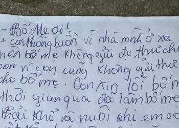 Bé trai gửi thư cảm ơn bố mẹ đi làm xa nuôi mình, dân mạng van xin: “Làm ơn viết cho con vài dòng chữ”