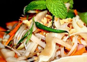 Cách làm gỏi tai heo ngó sen cực ngon tại nhà