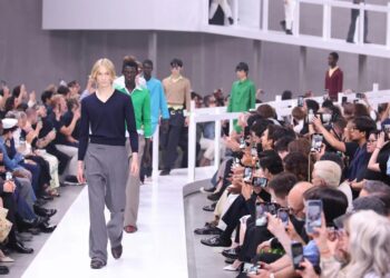 BST Prada Xuân Hè Nam 2025: Khám phá sức mạnh của thực tế trong một thế giới hư ảo