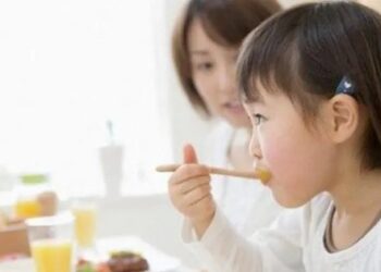 Dạy con cách ăn lịch sự