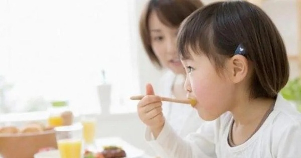 Dạy con cách ăn lịch sự