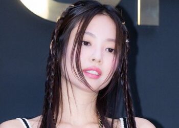 Jennie khoe khuyên mũi mới toanh dự event Chanel, có 1 chi tiết gợi nhớ tới BLACKPINK