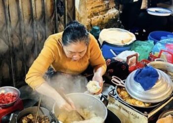 Hàng xôi ngon nức tiếng phố cổ, chuyển tới đâu khách theo nườm nượp tới đó
